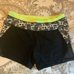 Size M black/paisley/lime yoga shorts